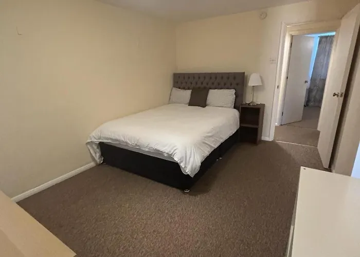 One Bedroom Flat And Spare Bed * Bristol