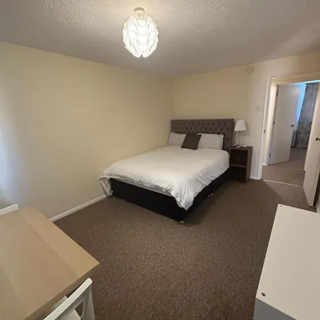 One Bedroom Flat And Spare Bed Apartment *